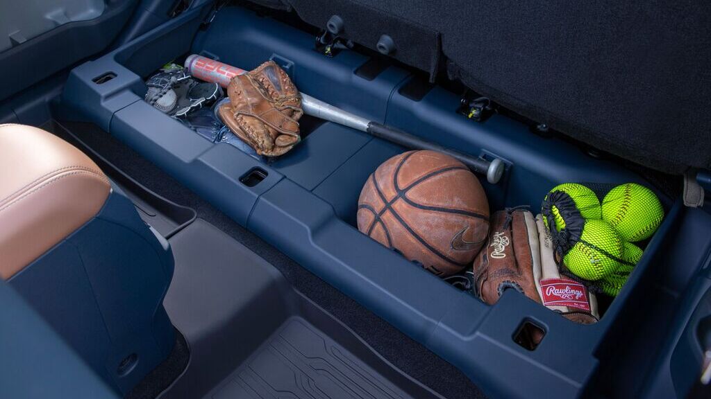 Los compartimentos de almacenamiento debajo del asiento de la Ford Maverick reciben el sobrenombre de “caja de sudor” por una razón