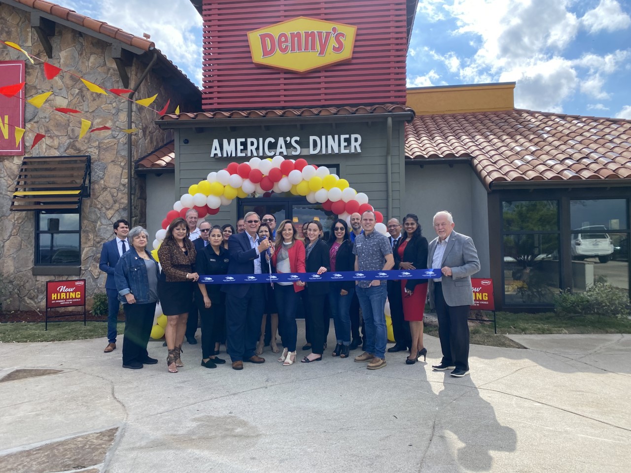 Inauguran moderno Denny’s en Las Colinas de Irving, Texas