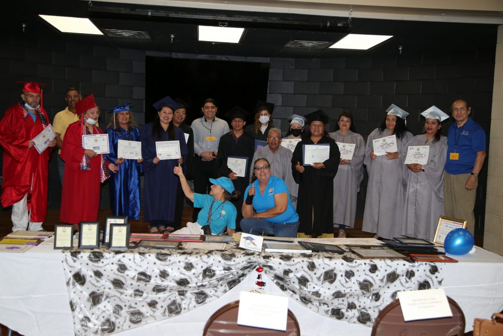Latinos en Irving se graduaron en inglés en “Mi Escuelita” gracias a la Maestra Elvia Wallace Martínez