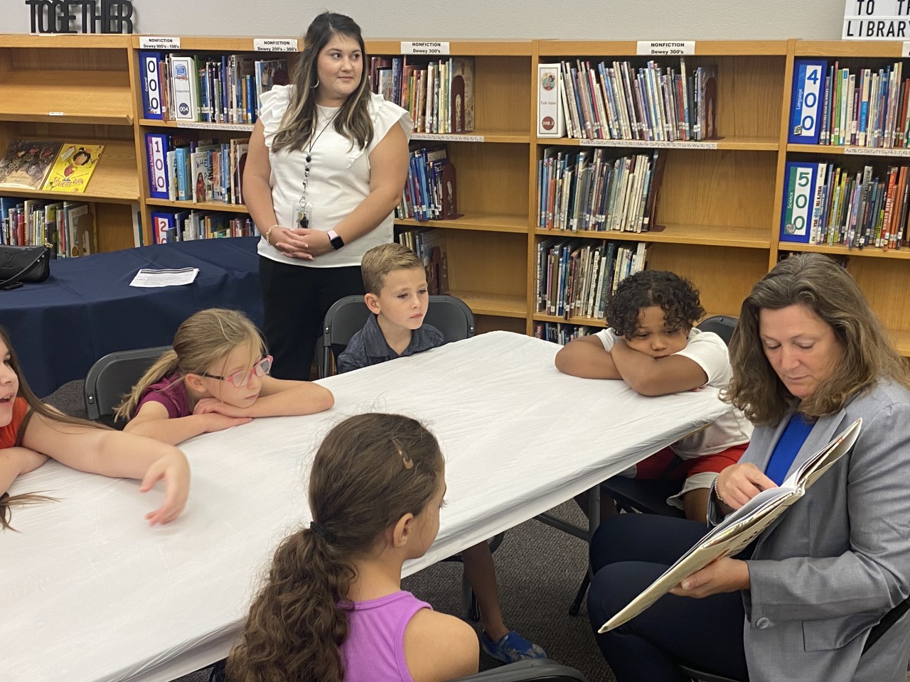 Elena Ford, Ford Fund y los Concesionarios Ford del Norte de Texas inspiran a estudiantes con talleres de lectura en Fort Worth, Texas
