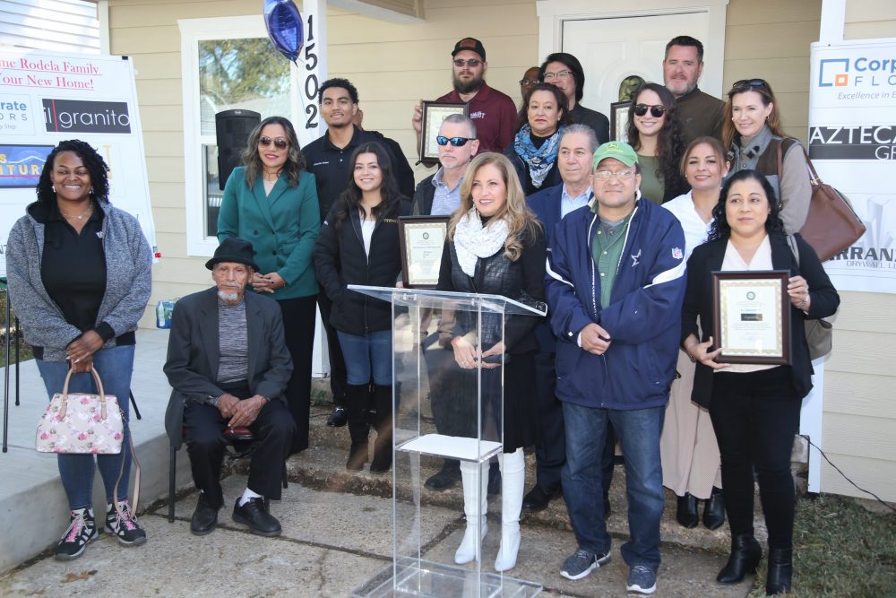 <strong>Manuel Rodela recibió su día de “Acción de Gracias” Lideres comunitarios le “Remodelaron Su Casa”</strong>